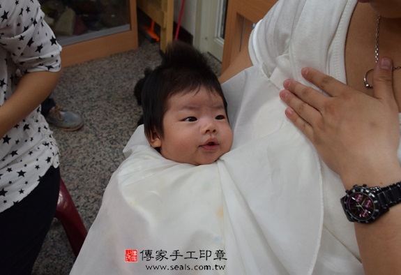 蔡寶寶(台中市北區嬰兒寶寶滿月剃頭理髮、免費嬰兒剃胎毛儀式吉祥話)。中國風會場，爸媽寶貝免費穿「日中韓」古裝禮服。專業拍照、DVD光碟、證書。★購買「臍帶章、肚臍章、胎毛筆刷印章」贈送：剃頭、收涎、抓周，三選一。 2015.11.02 照片14
